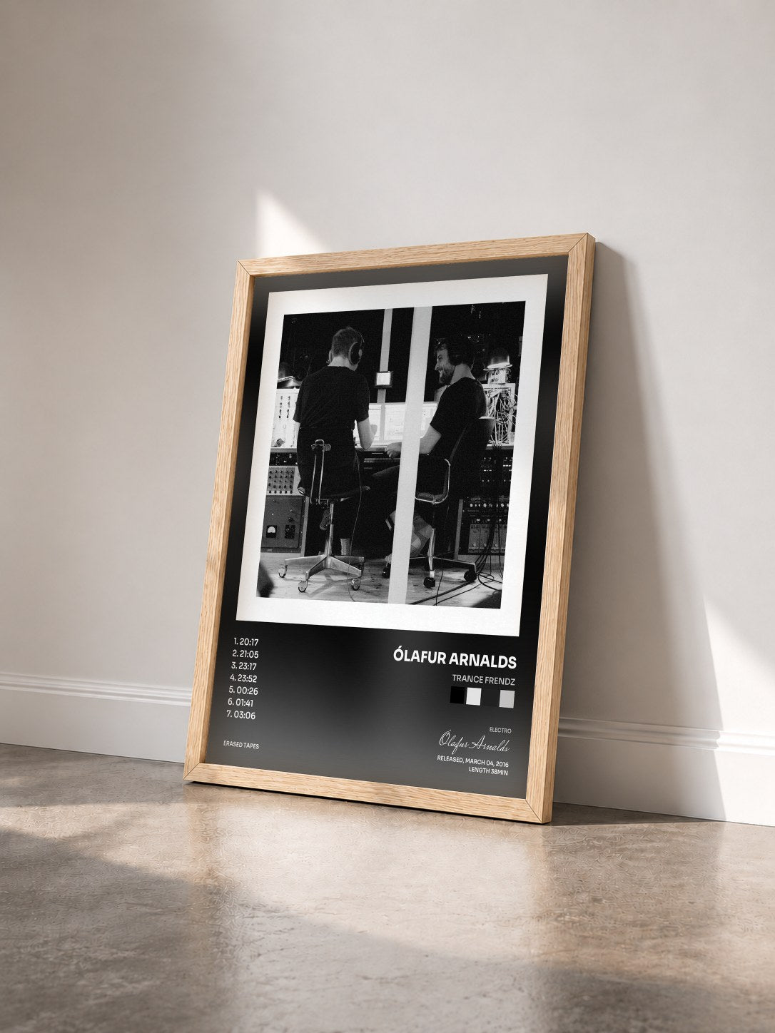 #bois Tableau de l'album Trance Frendz de Ólafur Arnalds vu de trois quarts, cadre en bois brut