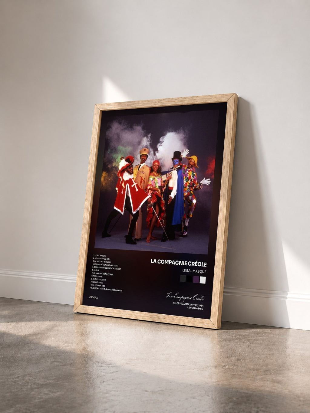 #bois Tableau de l'album Le bal masqué de La Compagnie Créole vu de trois quarts, cadre en bois brut