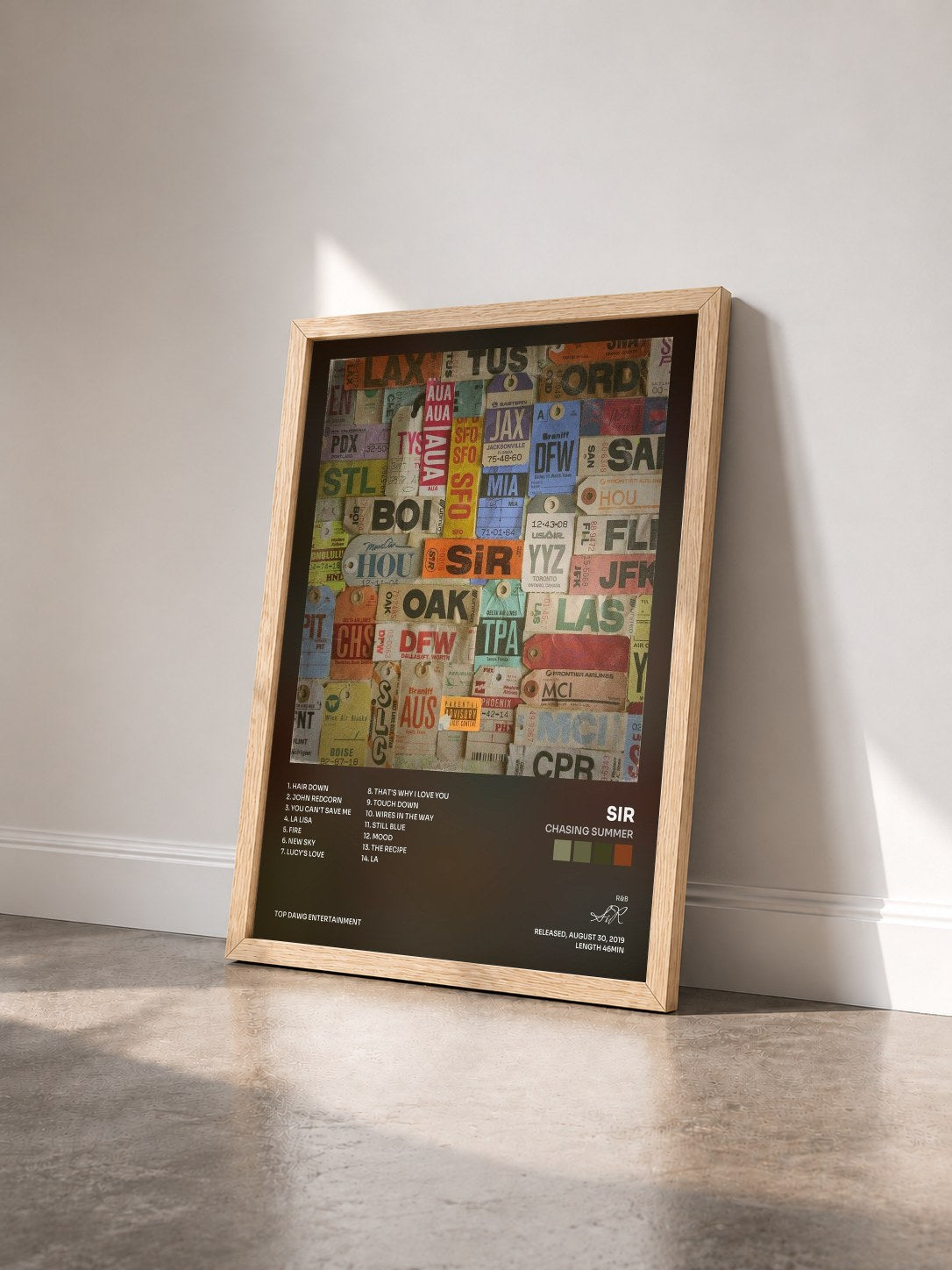 #bois Tableau de l'album Chasing Summer de SiR vu de trois quarts, cadre en bois brut