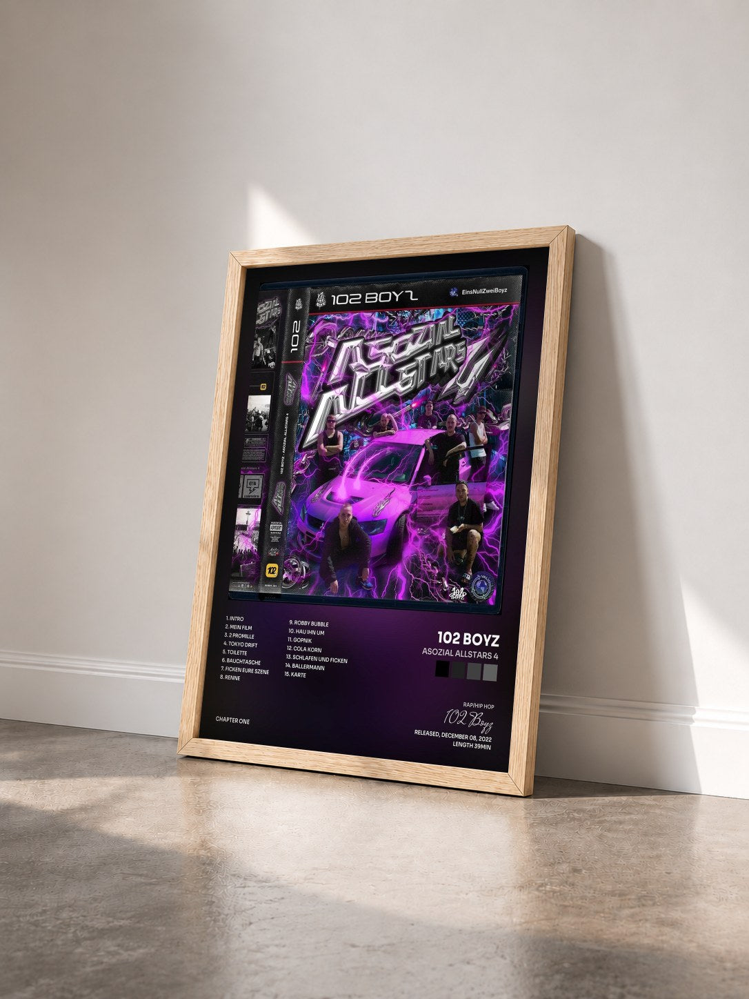 #bois Tableau de l'album Asozial Allstars 4 de 102 Boyz vu de trois quarts, cadre en bois brut