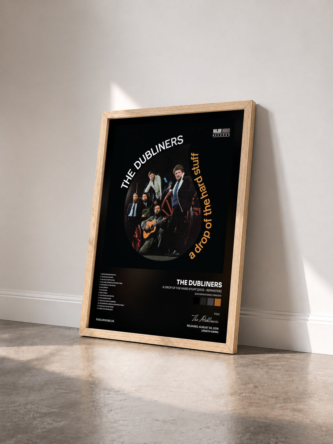 #bois Tableau de l'album A Drop of the Hard Stuff [2012 - Remaster] (2012 Remastered Version) de The Dubliners vu de trois quarts, cadre en bois brut