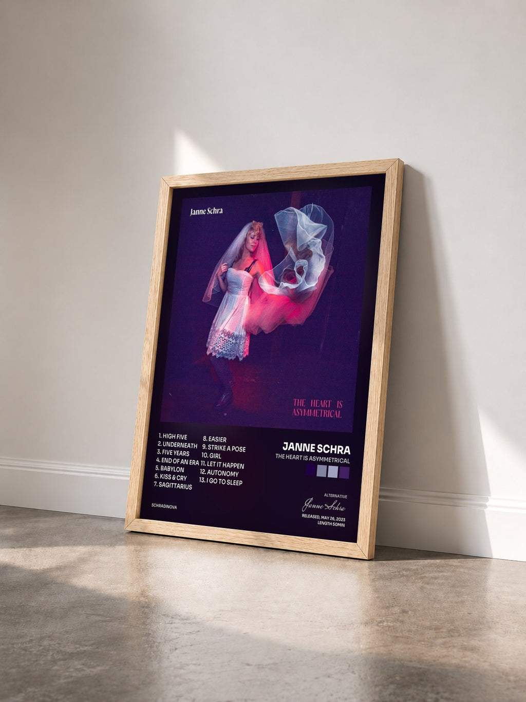 #bois Tableau de l'album The Heart is Asymmetrical de Janne Schra vu de trois quarts, cadre en bois brut