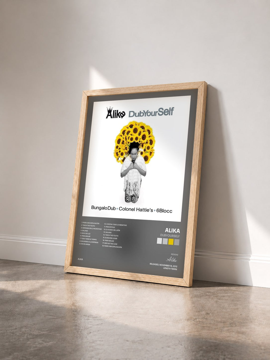#bois Tableau de l'album DubYourSelf de Alika vu de trois quarts, cadre en bois brut