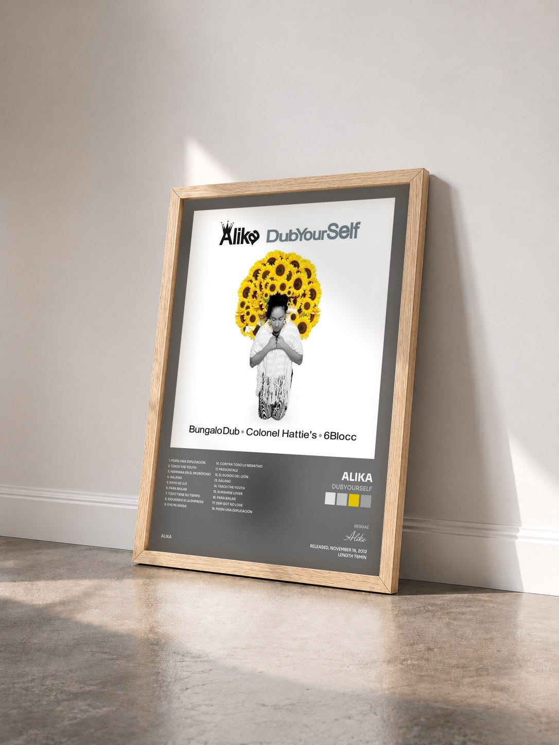 #bois Tableau de l'album DubYourSelf de Alika vu de trois quarts, cadre en bois brut