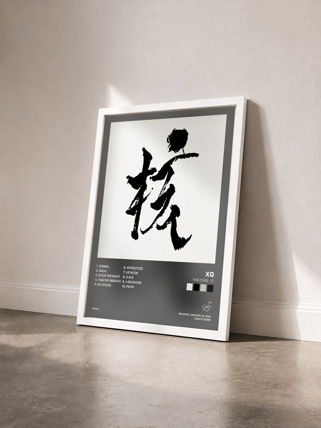 #blanc Tableau de l'album THE CORE - 核 de XG vu de trois quarts, cadre blanc
