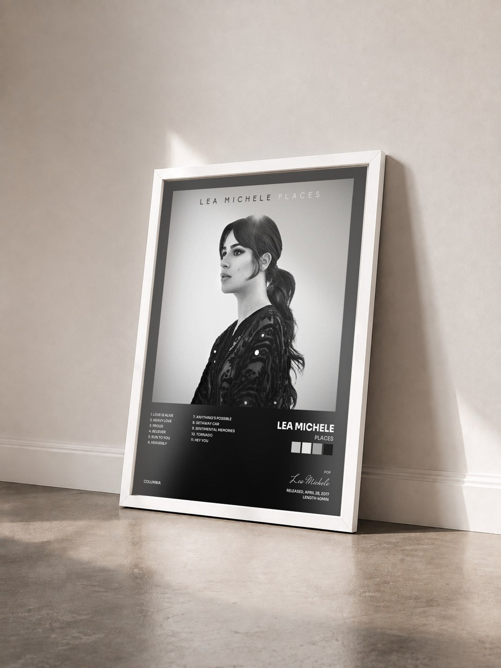 #blanc Tableau de l'album Places de Lea Michele vu de trois quarts, cadre blanc