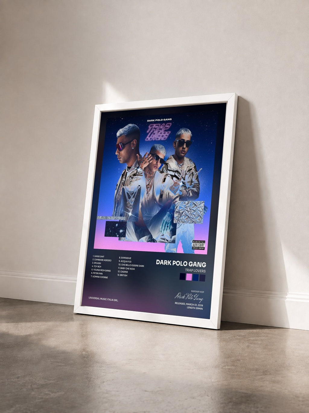 #blanc Tableau de l'album Trap Lovers de Dark Polo Gang vu de trois quarts, cadre blanc