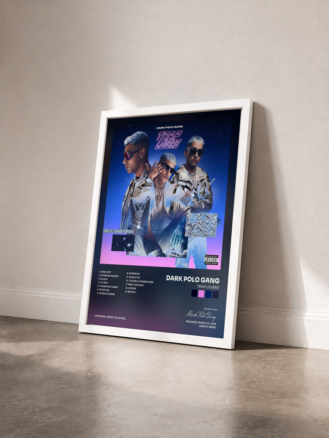 #blanc Tableau de l'album Trap Lovers de Dark Polo Gang vu de trois quarts, cadre blanc