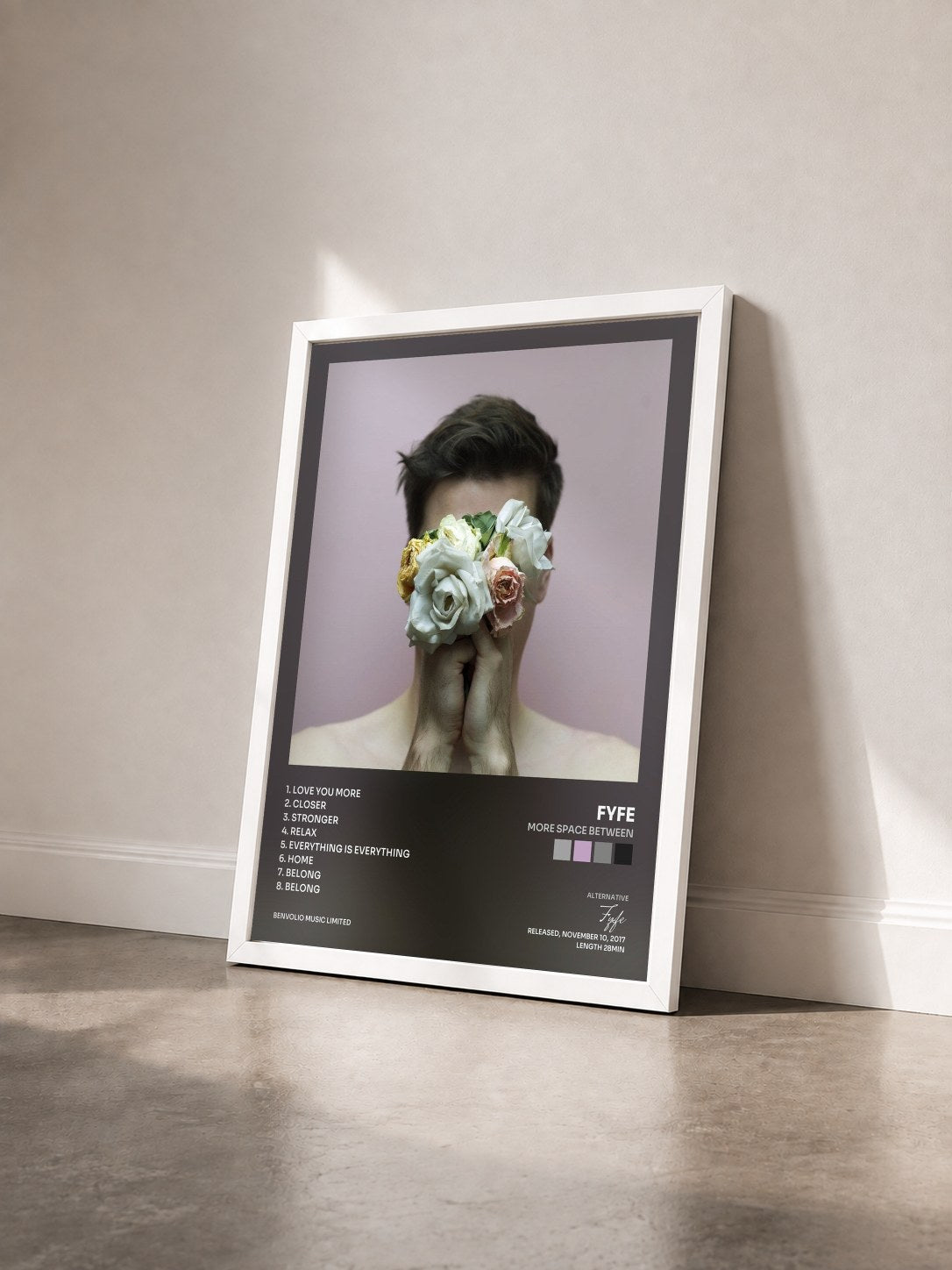 #blanc Tableau de l'album More Space Between de Fyfe vu de trois quarts, cadre blanc