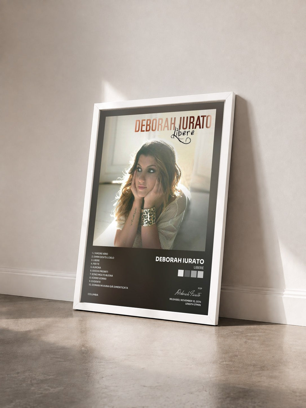 #blanc Tableau de l'album Libere de Deborah Iurato vu de trois quarts, cadre blanc