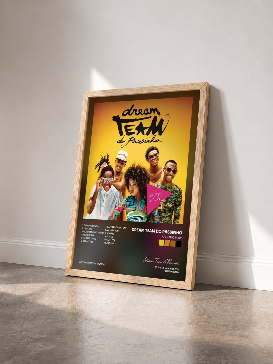 #bois Tableau de l'album Aperte o Play de Dream Team do Passinho vu de trois quarts, cadre en bois brut