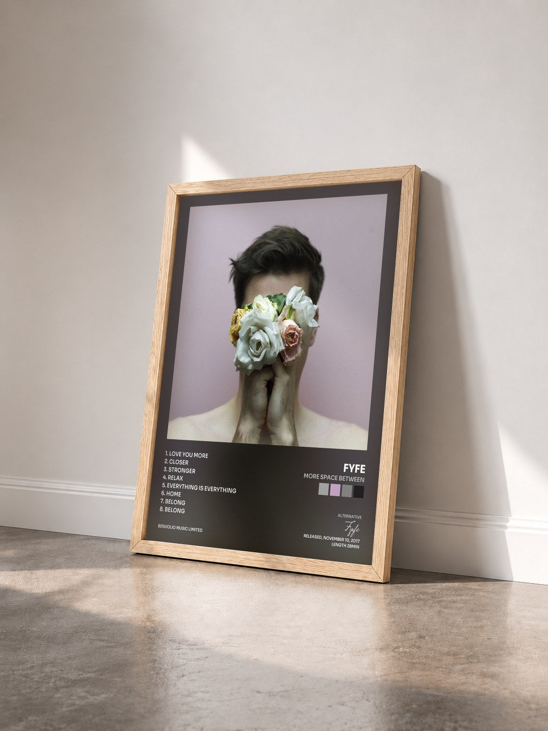#bois Tableau de l'album More Space Between de Fyfe vu de trois quarts, cadre en bois brut