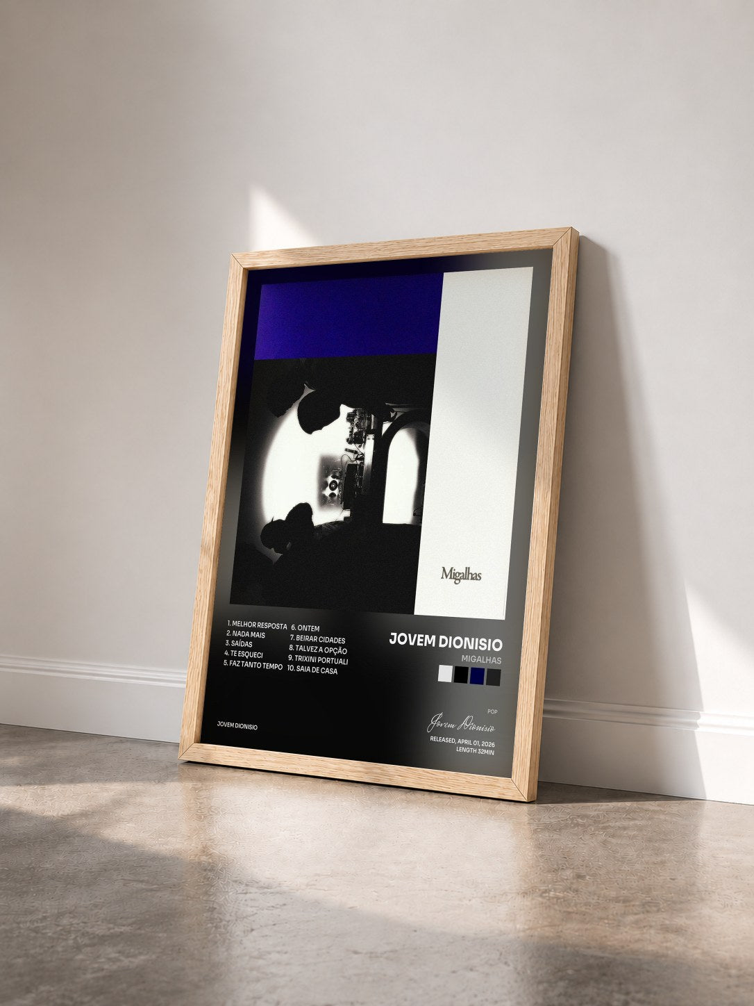 #bois Tableau de l'album Migalhas de Jovem Dionisio vu de trois quarts, cadre en bois brut