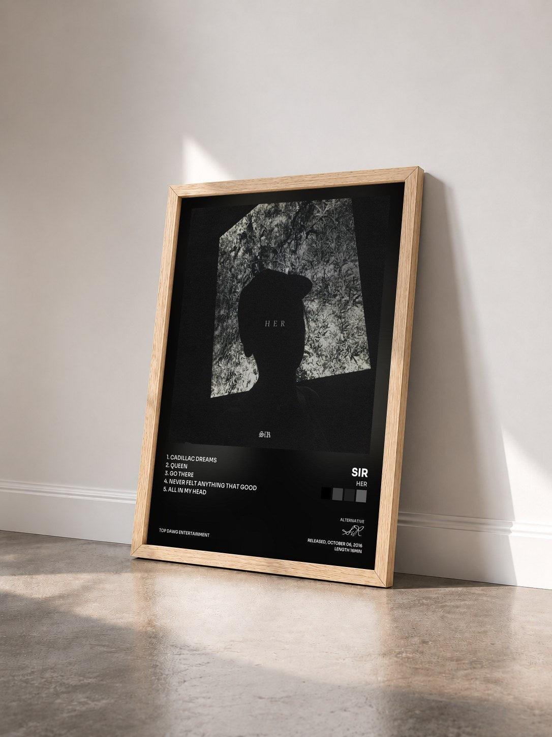 #bois Tableau de l'album HER de SiR vu de trois quarts, cadre en bois brut