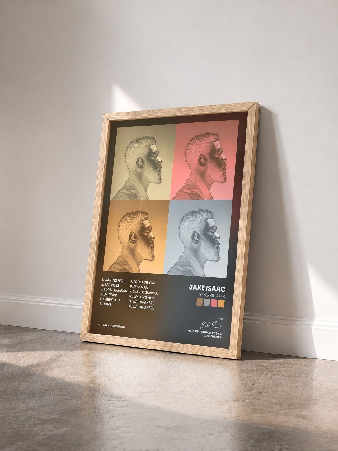 #bois Tableau de l'album 10 YEARS LATER de Jake Isaac vu de trois quarts, cadre en bois brut