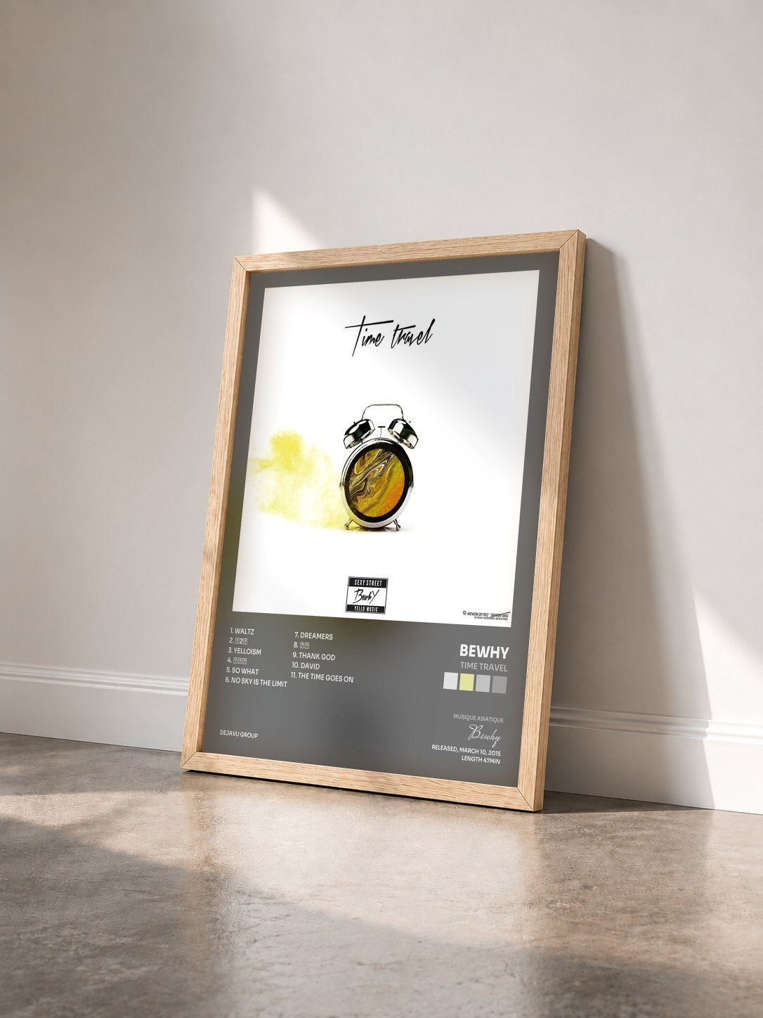 #bois Tableau de l'album Time Travel de Bewhy vu de trois quarts, cadre en bois brut