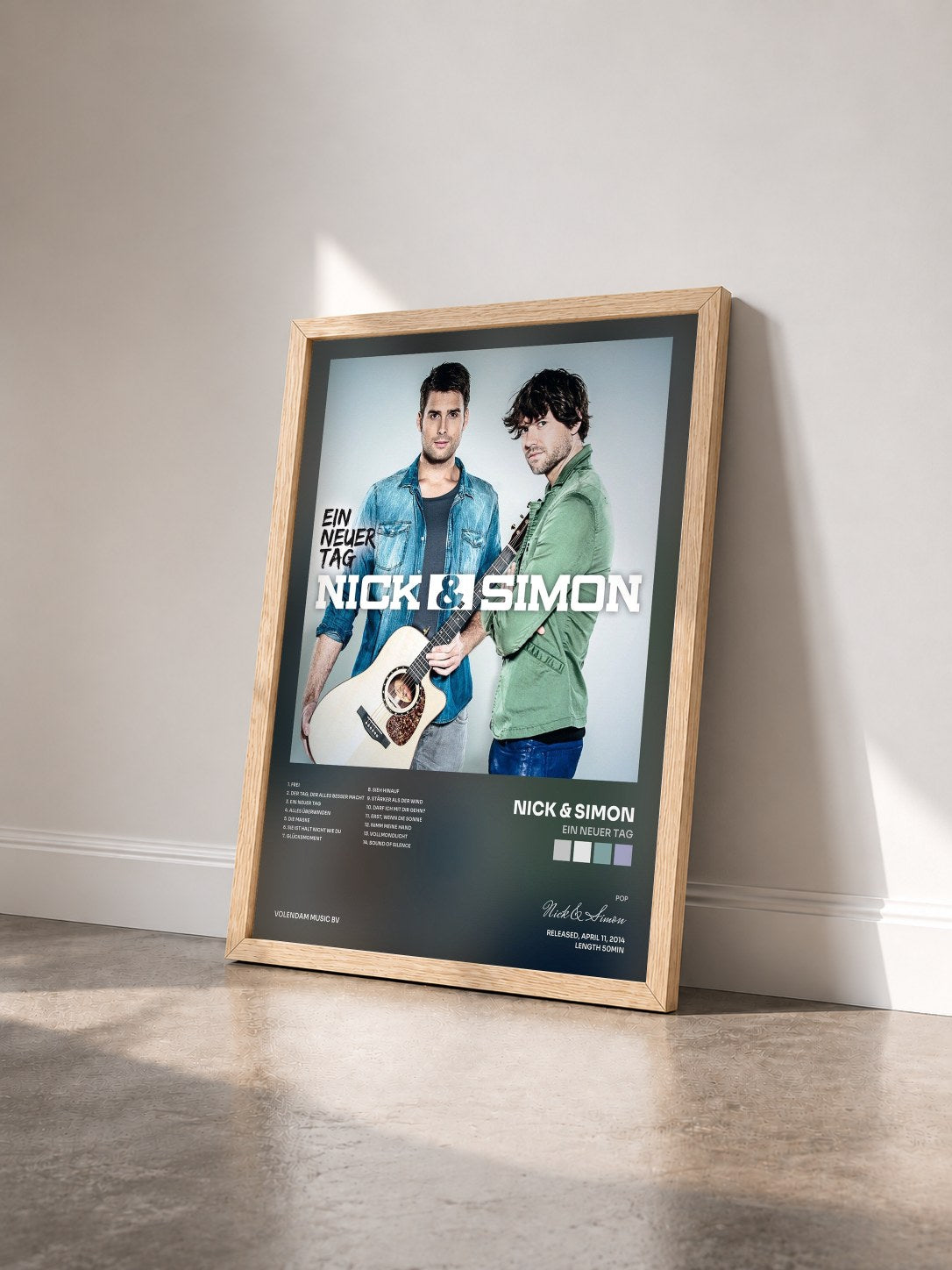 #bois Tableau de l'album Ein Neuer Tag de Nick & Simon vu de trois quarts, cadre en bois brut