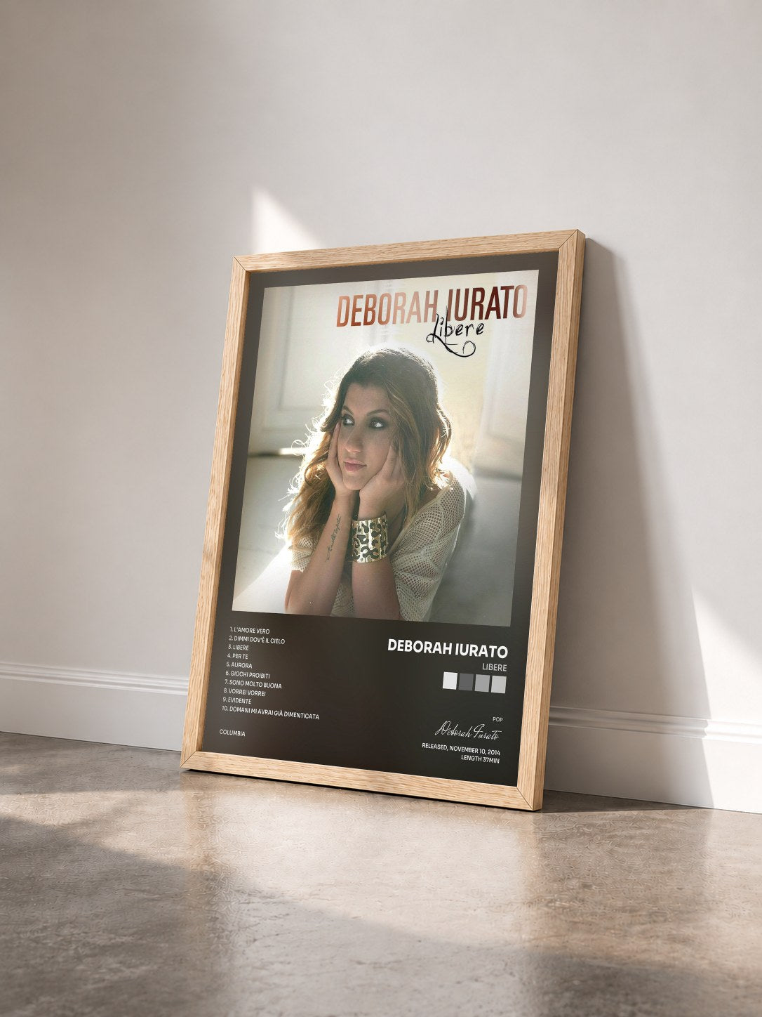 #bois Tableau de l'album Libere de Deborah Iurato vu de trois quarts, cadre en bois brut