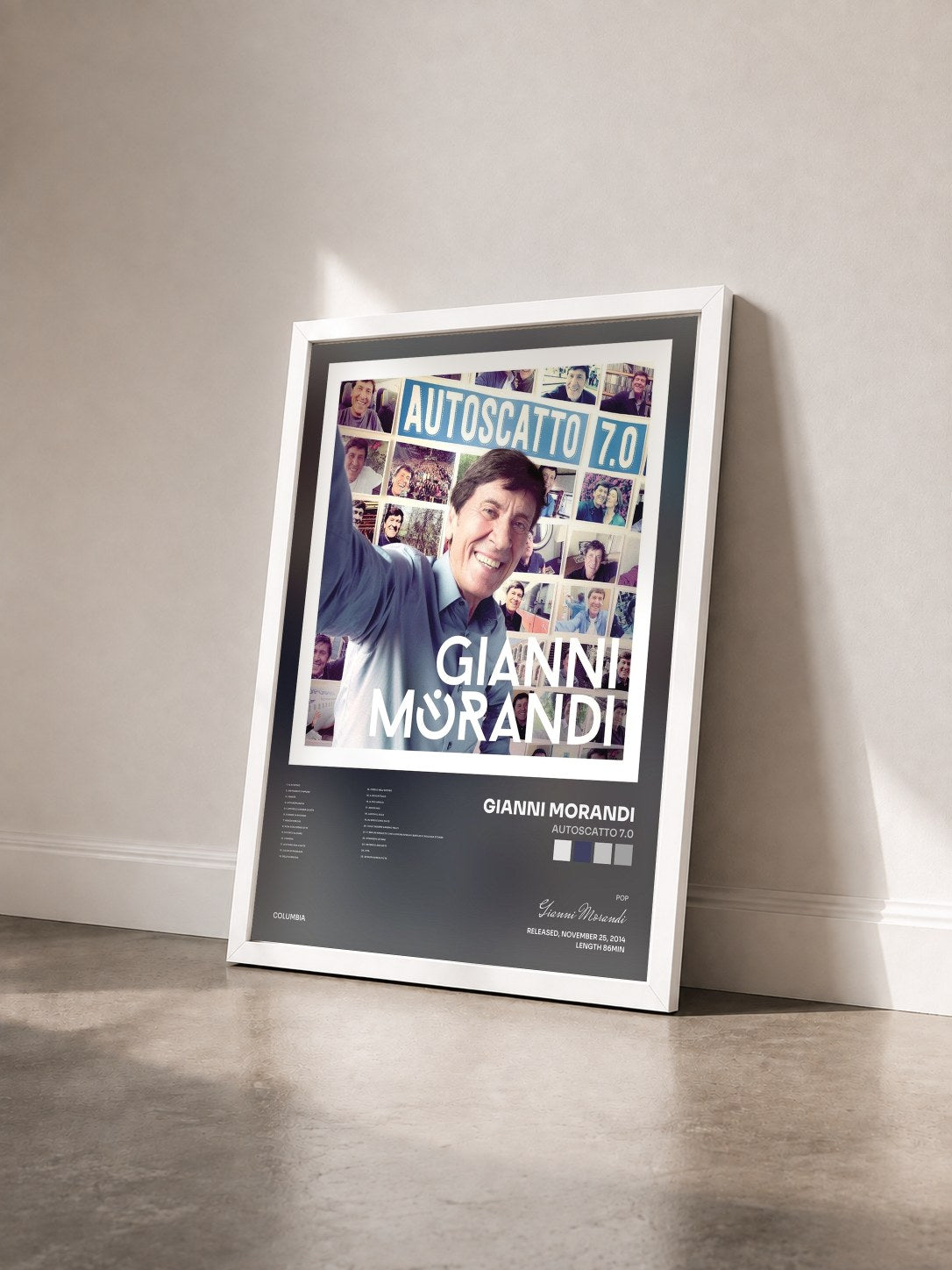 #blanc Tableau de l'album Autoscatto 7.0 de Gianni Morandi vu de trois quarts, cadre blanc