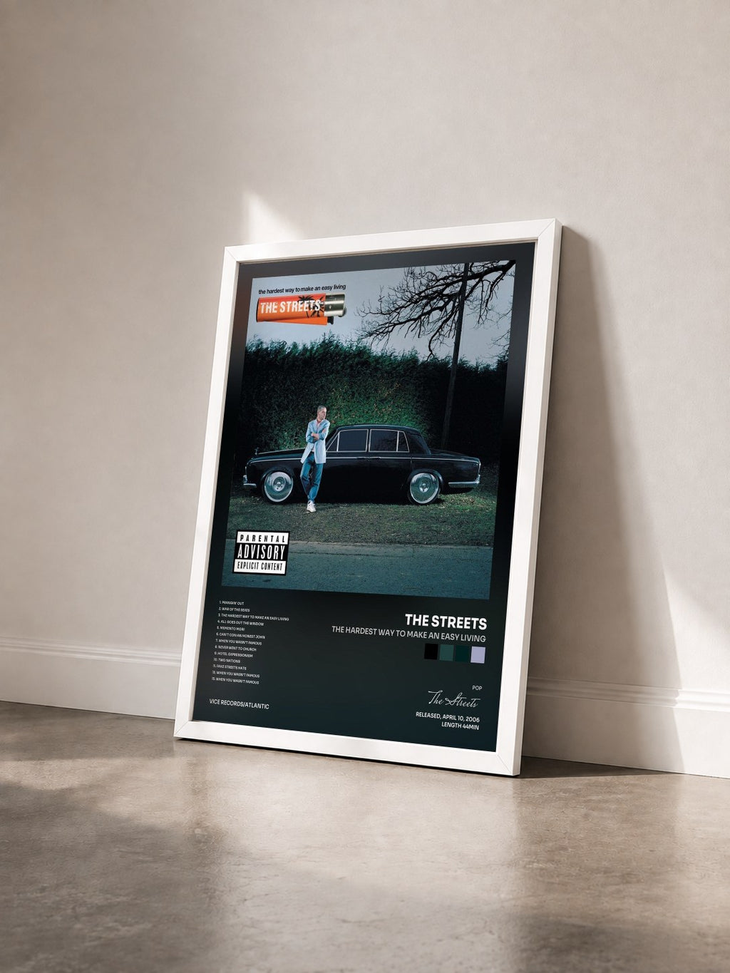 #blanc Tableau de l'album The Hardest Way to Make an Easy Living de The Streets vu de trois quarts, cadre blanc
