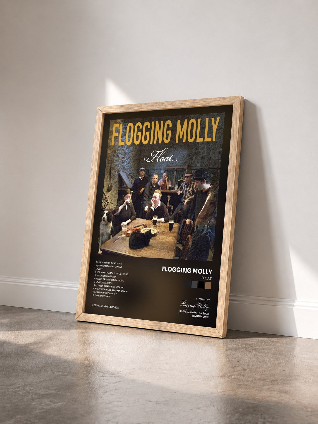 #bois Tableau de l'album Float de Flogging Molly vu de trois quarts, cadre en bois brut