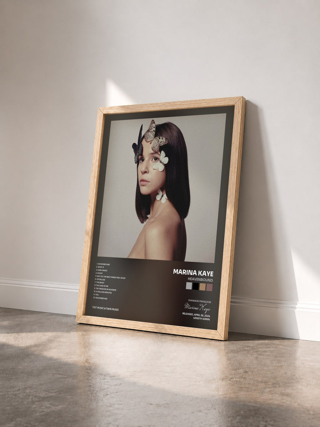 #bois Tableau de l'album Heavenbound de Marina Kaye vu de trois quarts, cadre en bois brut