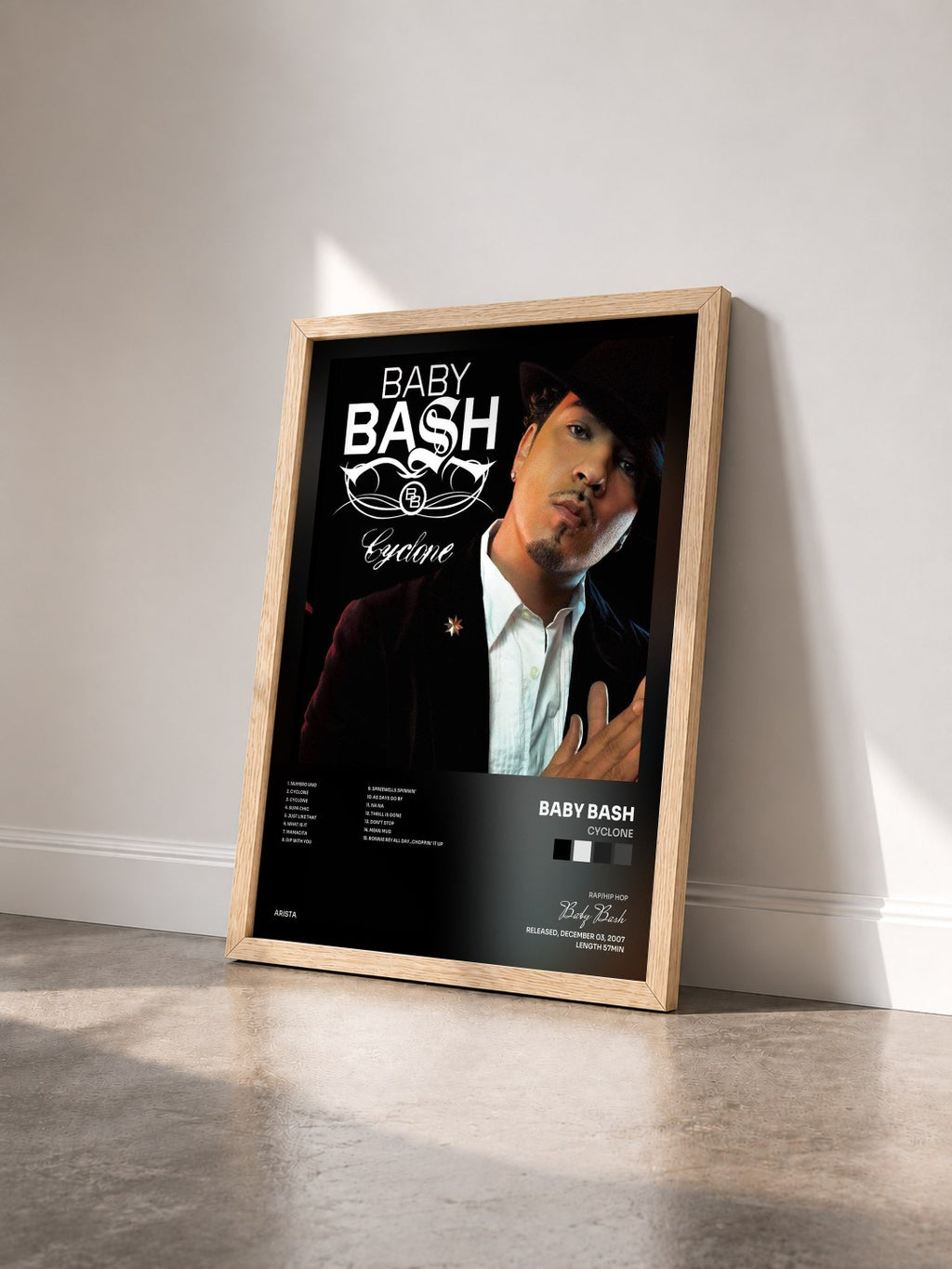 #bois Tableau de l'album Cyclone de Baby Bash vu de trois quarts, cadre en bois brut