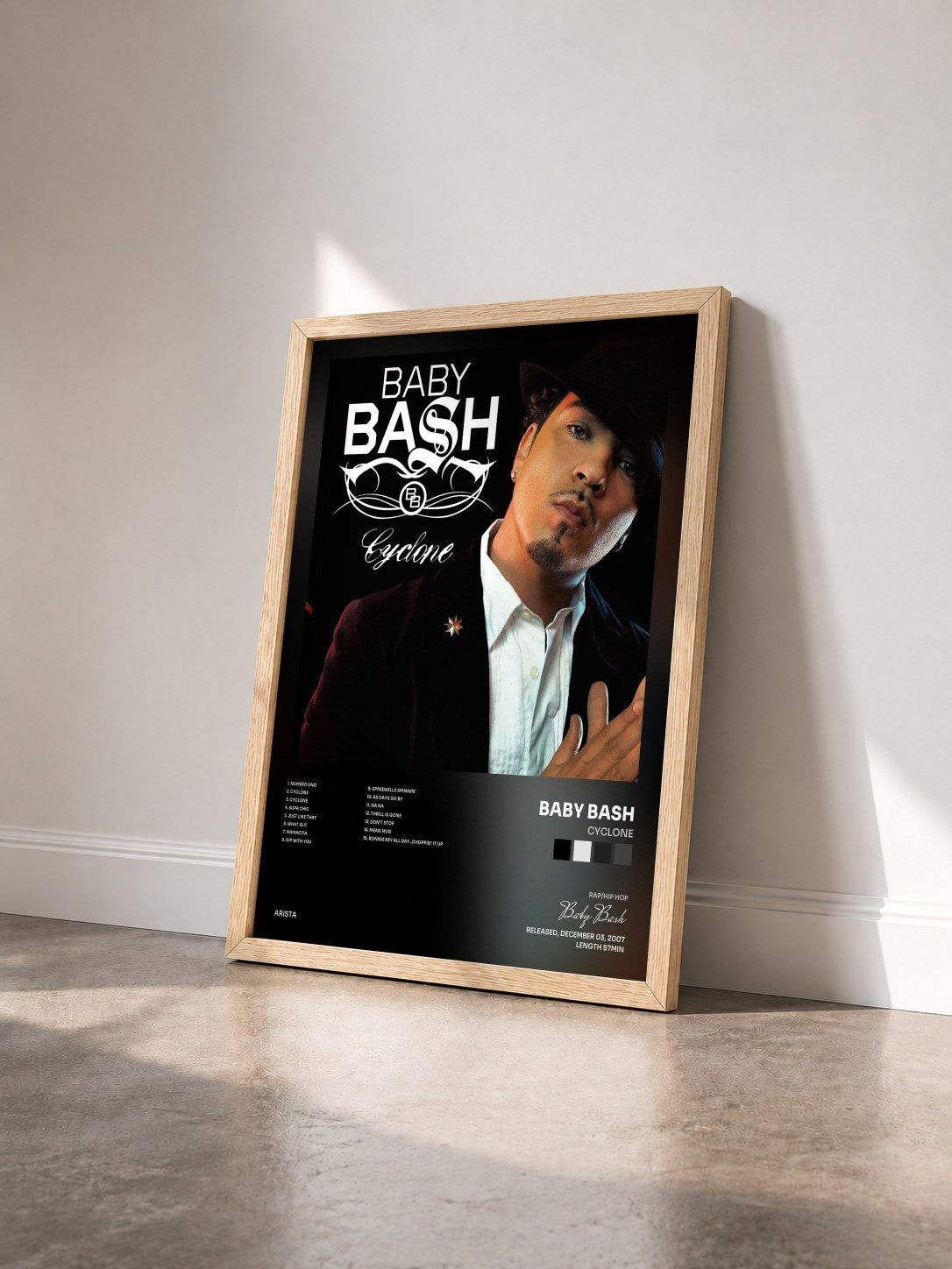 #bois Tableau de l'album Cyclone de Baby Bash vu de trois quarts, cadre en bois brut