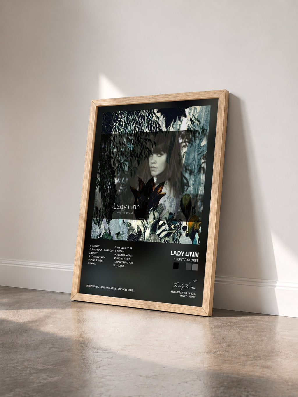 #bois Tableau de l'album Keep It A Secret de Lady Linn vu de trois quarts, cadre en bois brut