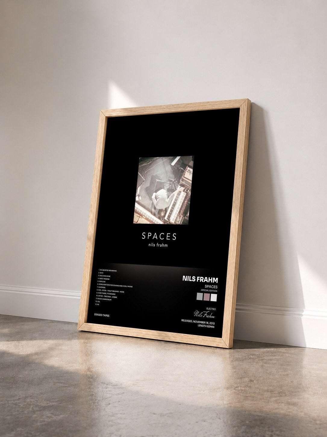 #bois Tableau de l'album Spaces (Special Edition) de Nils Frahm vu de trois quarts, cadre en bois brut