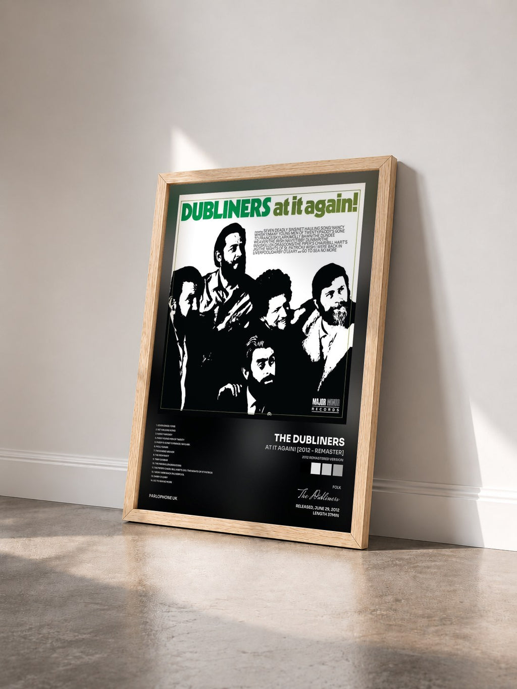 #bois Tableau de l'album At It Again! [2012 - Remaster] (2012 Remastered Version) de The Dubliners vu de trois quarts, cadre en bois brut