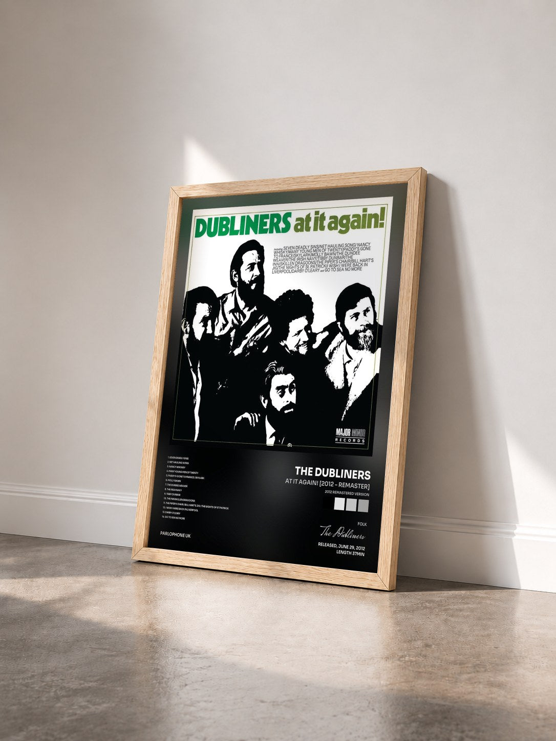 #bois Tableau de l'album At It Again! [2012 - Remaster] (2012 Remastered Version) de The Dubliners vu de trois quarts, cadre en bois brut