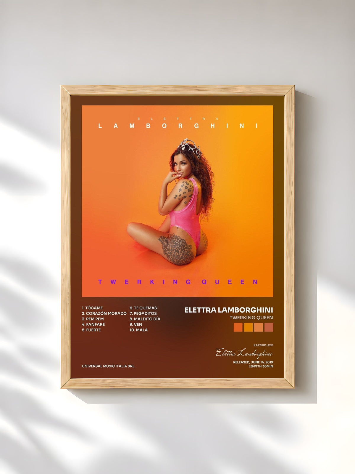 #bois Tableau de l'album Twerking Queen de Elettra Lamborghini, cadre en bois brut, imprimé et encadré en France