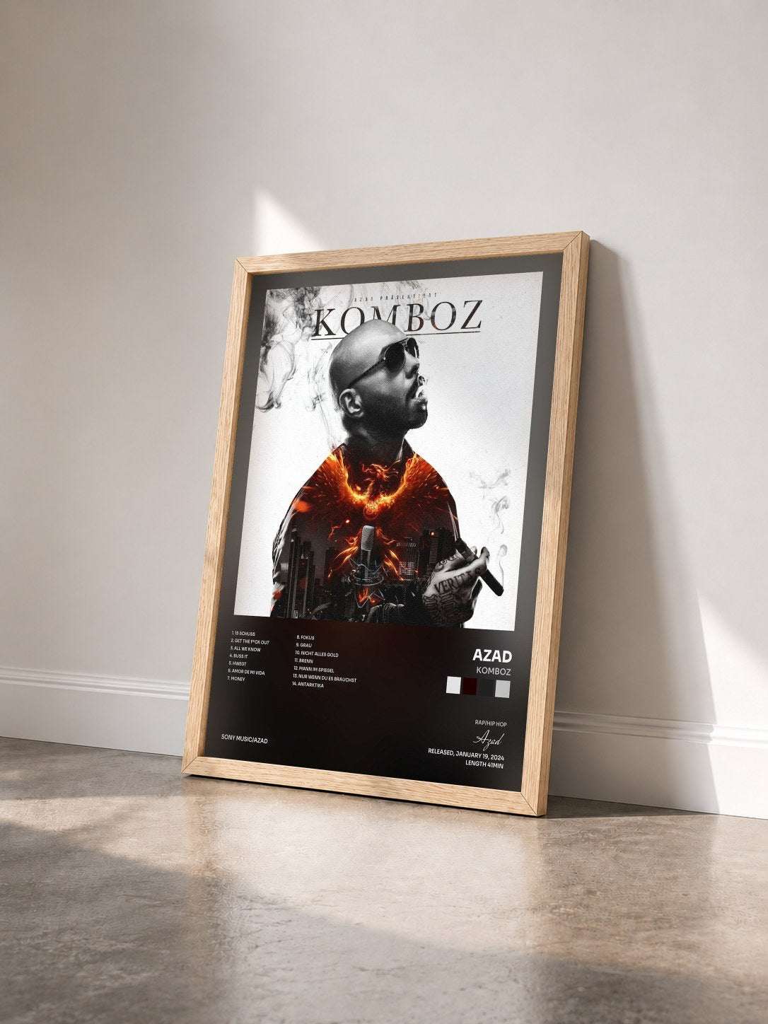 #bois Tableau de l'album KOMBOZ de Azad vu de trois quarts, cadre en bois brut