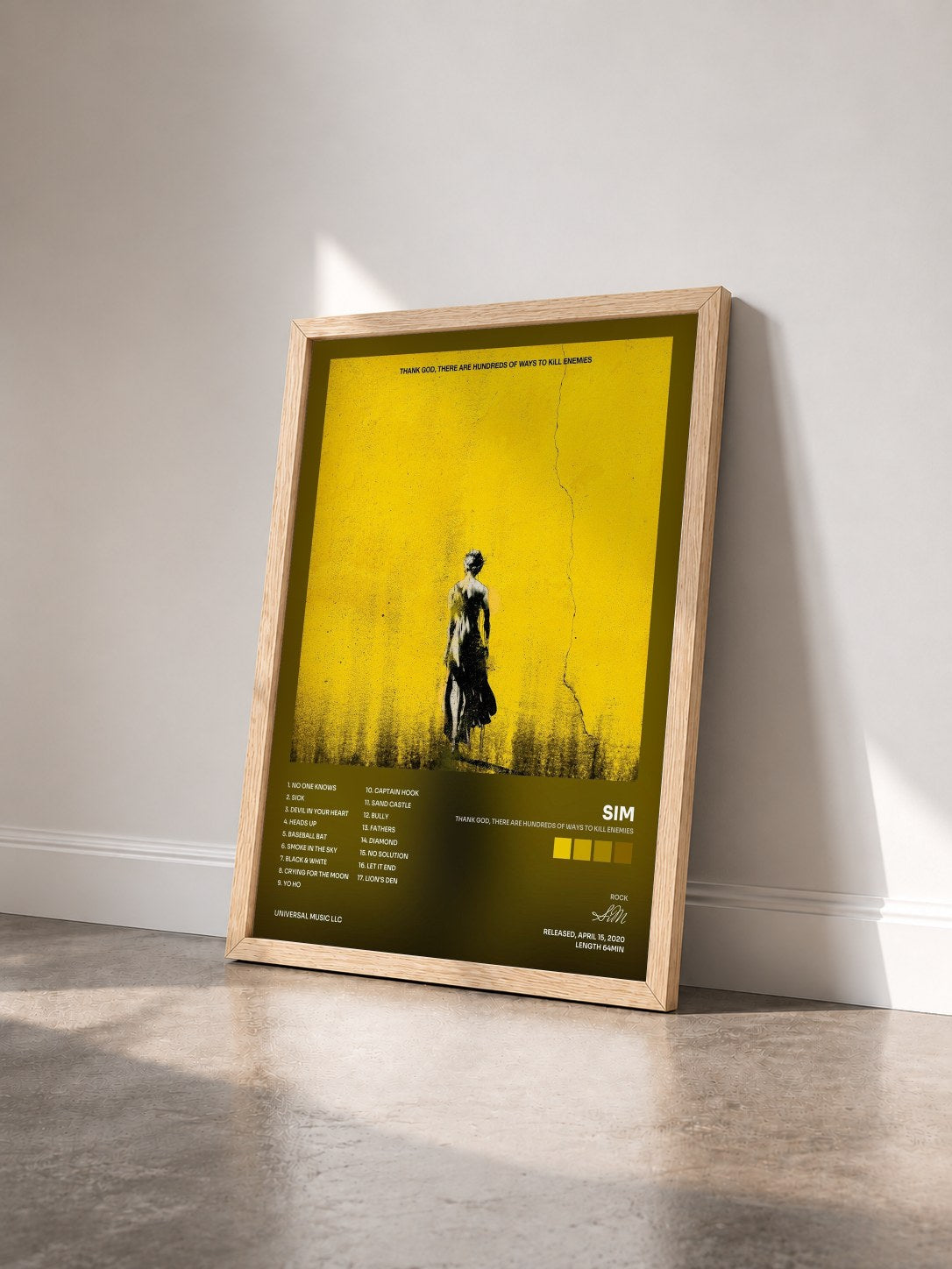 #bois Tableau de l'album Thank God, There Are Hundreds Of Ways To Kill Enemies de SiM vu de trois quarts, cadre en bois brut