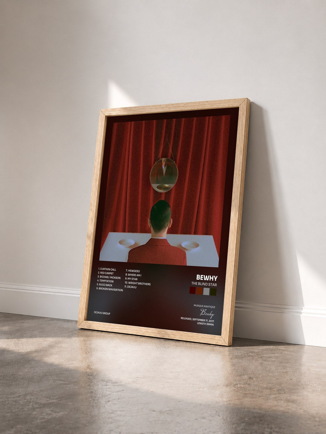 #bois Tableau de l'album The Blind Star de Bewhy vu de trois quarts, cadre en bois brut