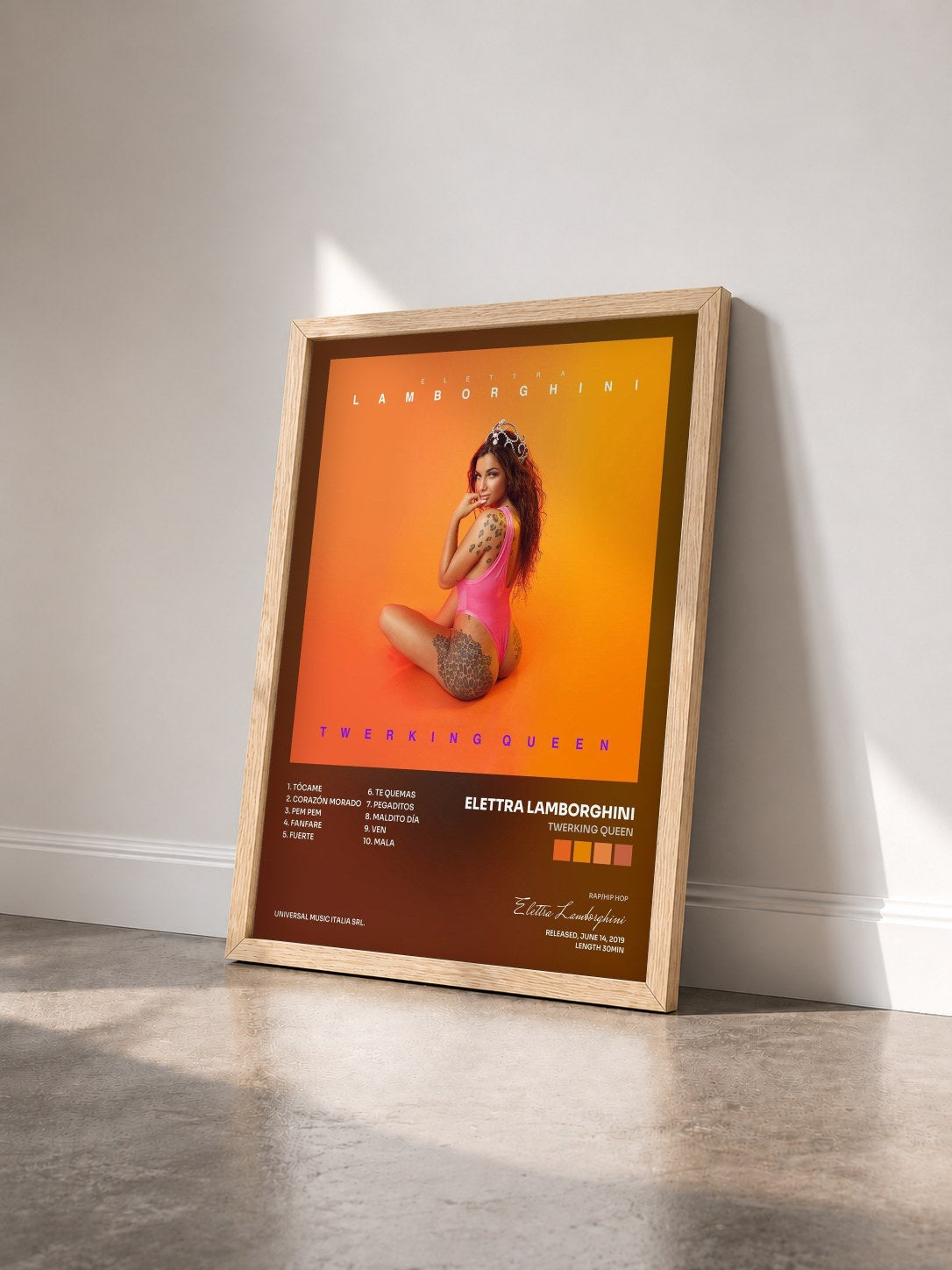 #bois Tableau de l'album Twerking Queen de Elettra Lamborghini vu de trois quarts, cadre en bois brut