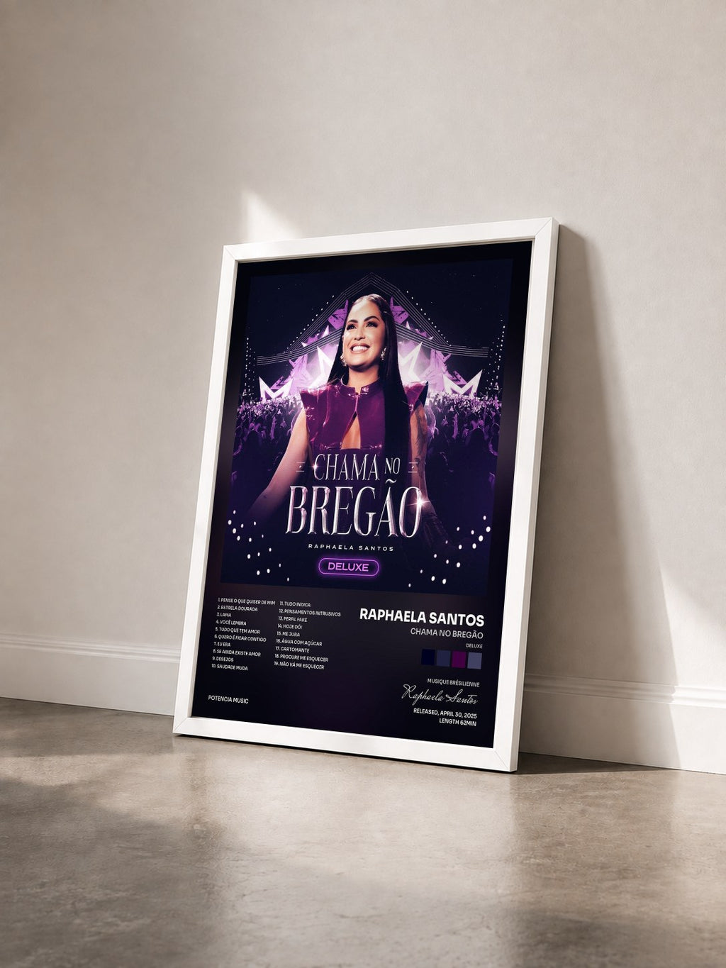 #blanc Tableau de l'album Chama no Bregão (Deluxe) de Raphaela Santos vu de trois quarts, cadre blanc
