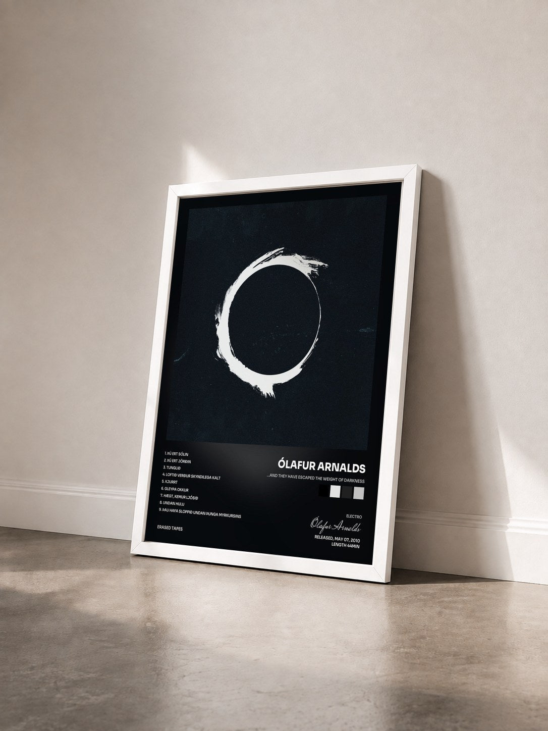 #blanc Tableau de l'album …And They Have Escaped the Weight of Darkness de Ólafur Arnalds vu de trois quarts, cadre blanc