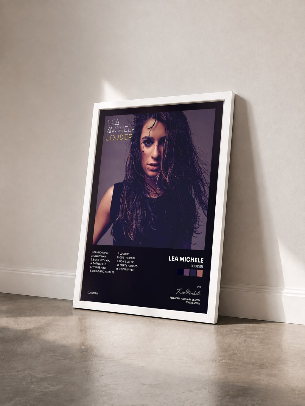 #blanc Tableau de l'album Louder de Lea Michele vu de trois quarts, cadre blanc