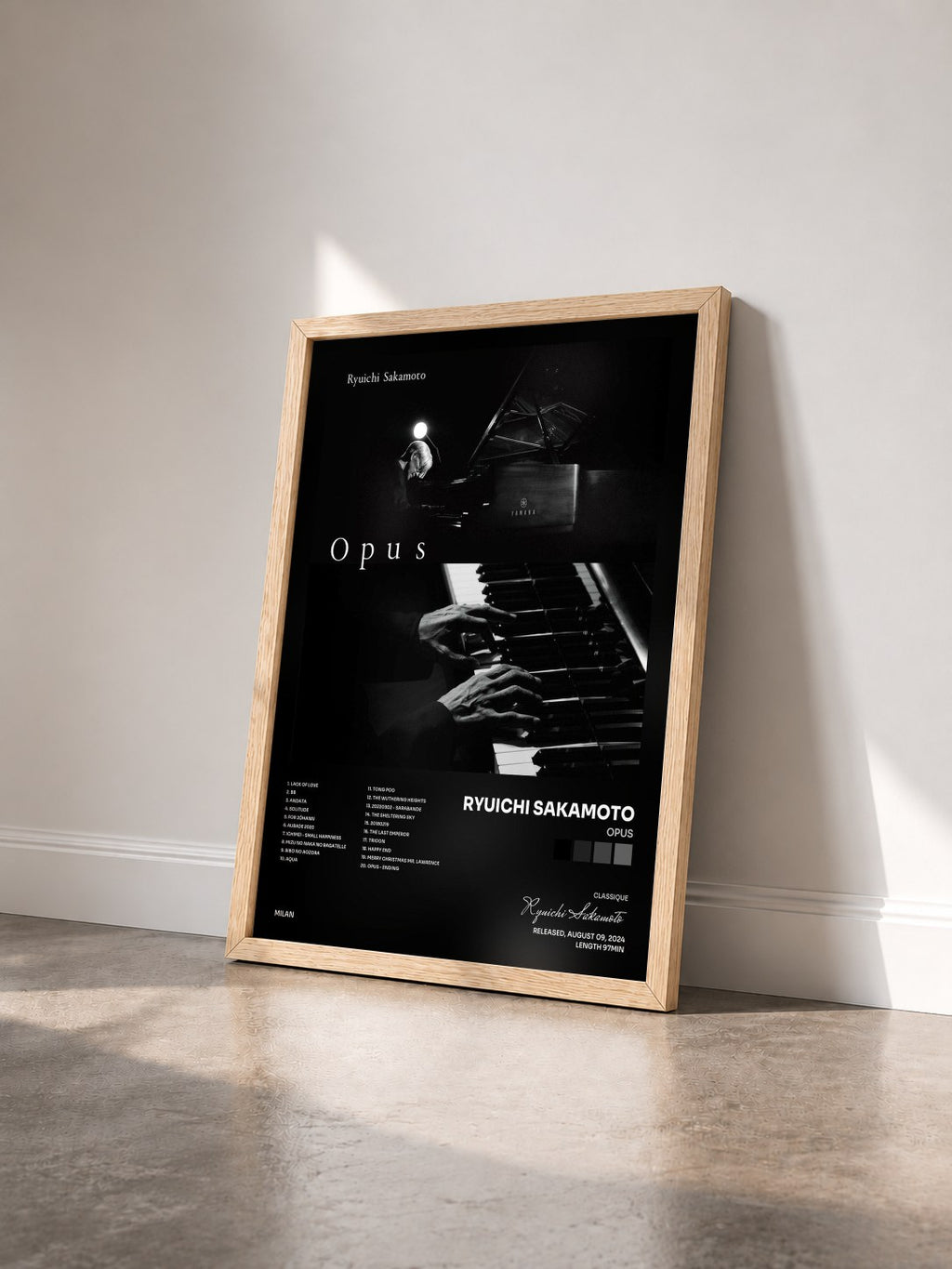 #bois Tableau de l'album Opus de Ryuichi Sakamoto vu de trois quarts, cadre en bois brut