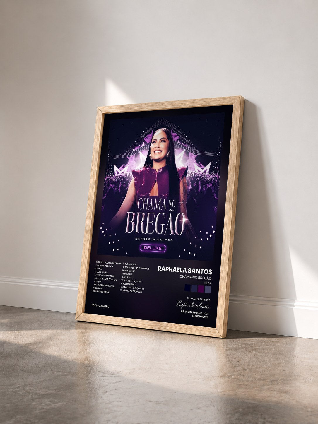 #bois Tableau de l'album Chama no Bregão (Deluxe) de Raphaela Santos vu de trois quarts, cadre en bois brut