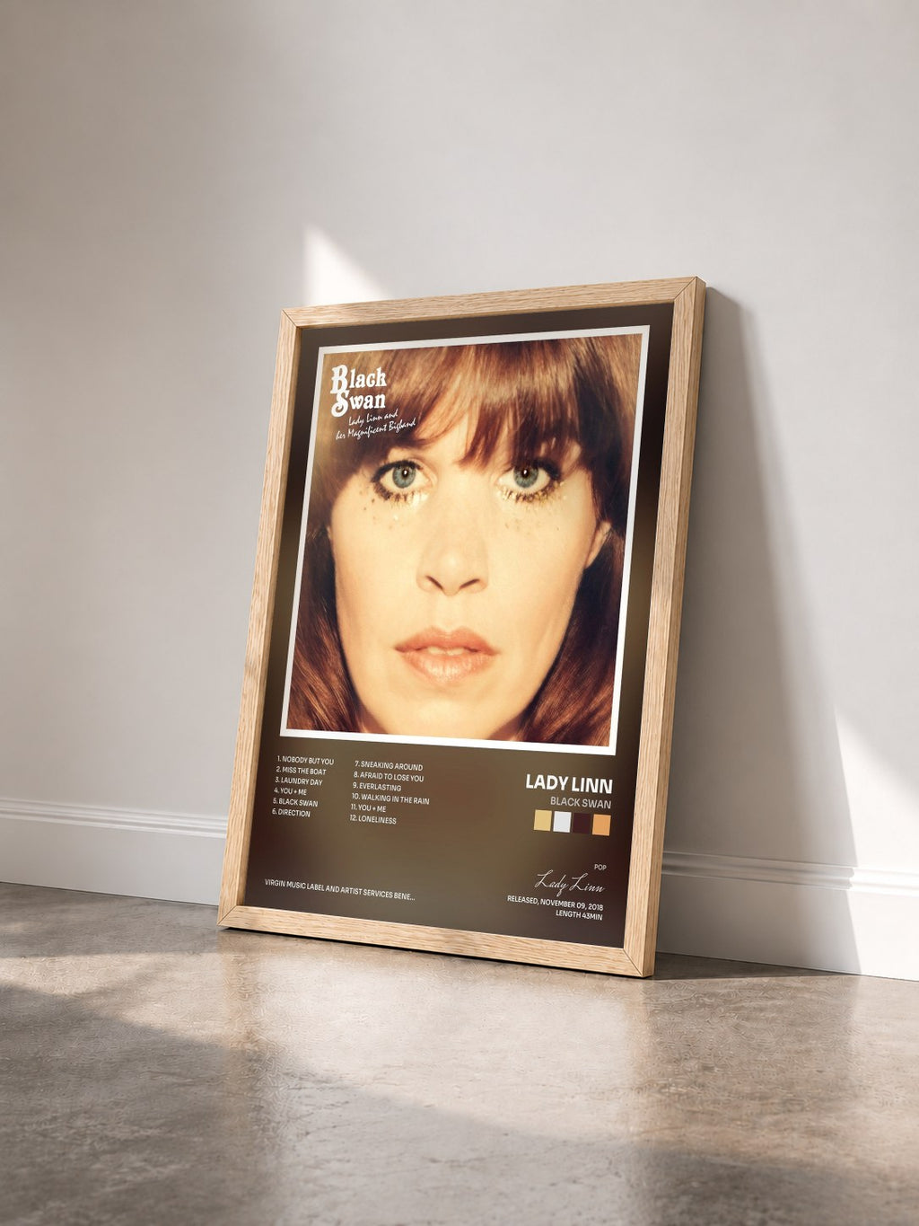 #bois Tableau de l'album Black Swan de Lady Linn vu de trois quarts, cadre en bois brut
