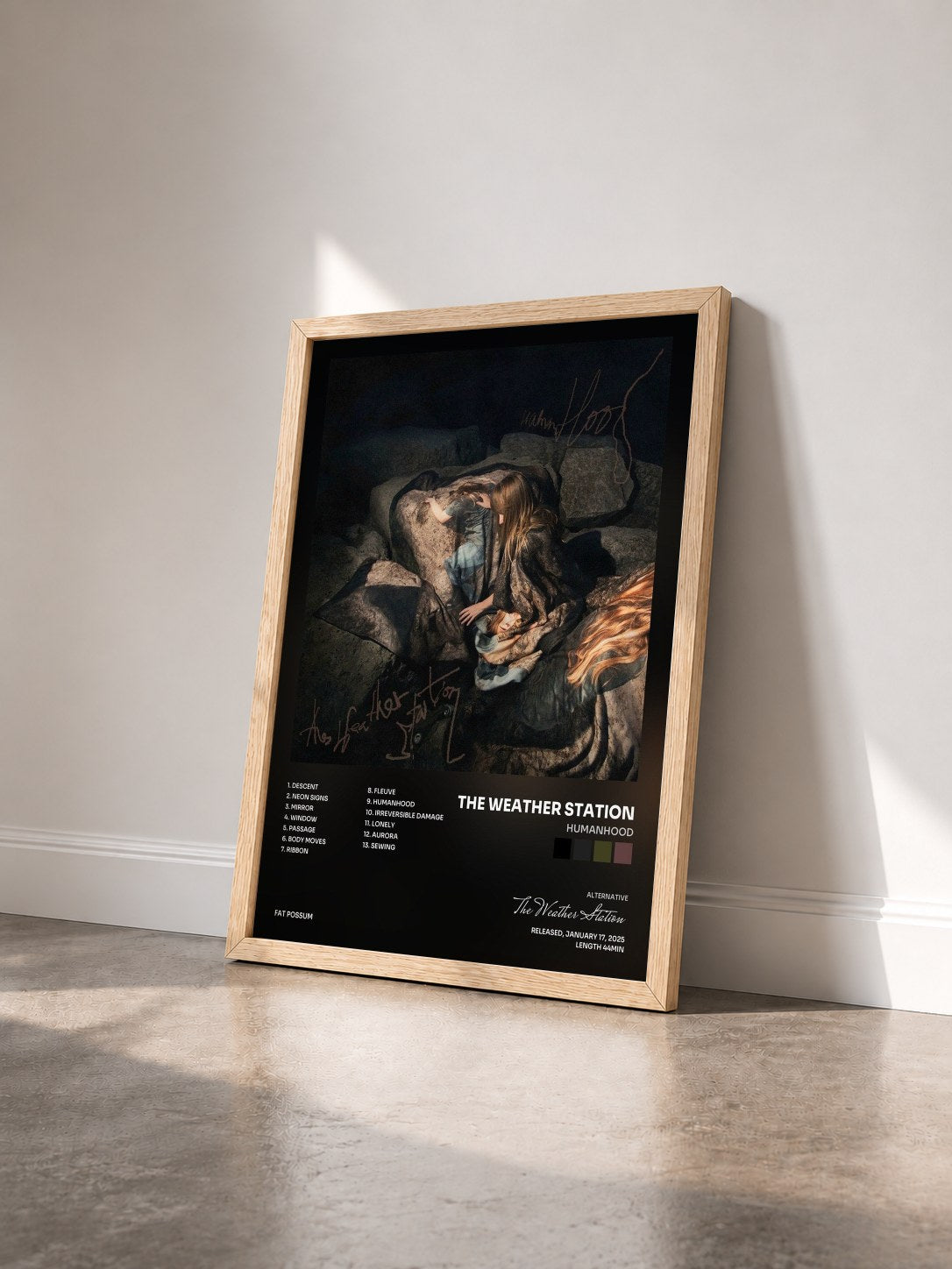#bois Tableau de l'album Humanhood de The Weather Station vu de trois quarts, cadre en bois brut