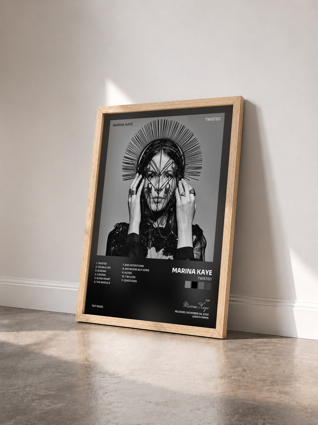 #bois Tableau de l'album Twisted de Marina Kaye vu de trois quarts, cadre en bois brut