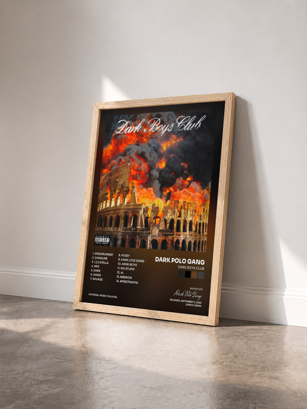#bois Tableau de l'album DARK BOYS CLUB de Dark Polo Gang vu de trois quarts, cadre en bois brut