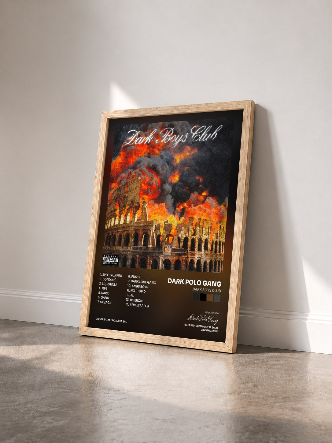 #bois Tableau de l'album DARK BOYS CLUB de Dark Polo Gang vu de trois quarts, cadre en bois brut