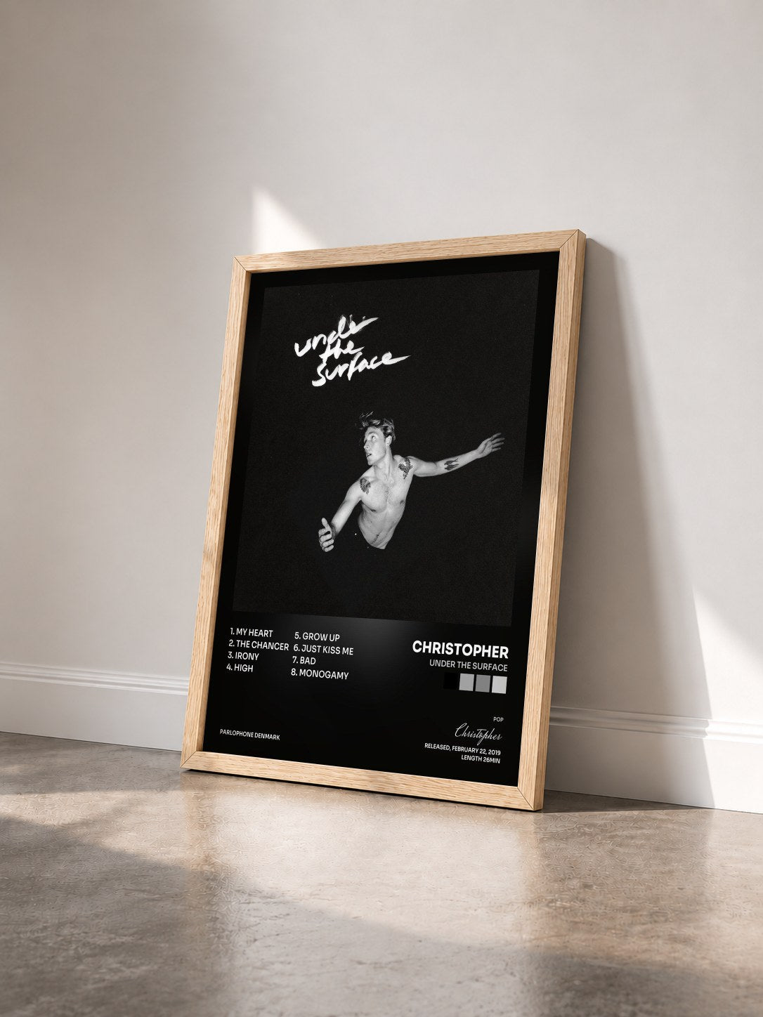 #bois Tableau de l'album Under the Surface de Christopher vu de trois quarts, cadre en bois brut