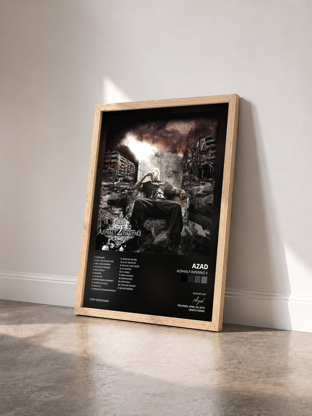 #bois Tableau de l'album Azphalt Inferno 2 de Azad vu de trois quarts, cadre en bois brut
