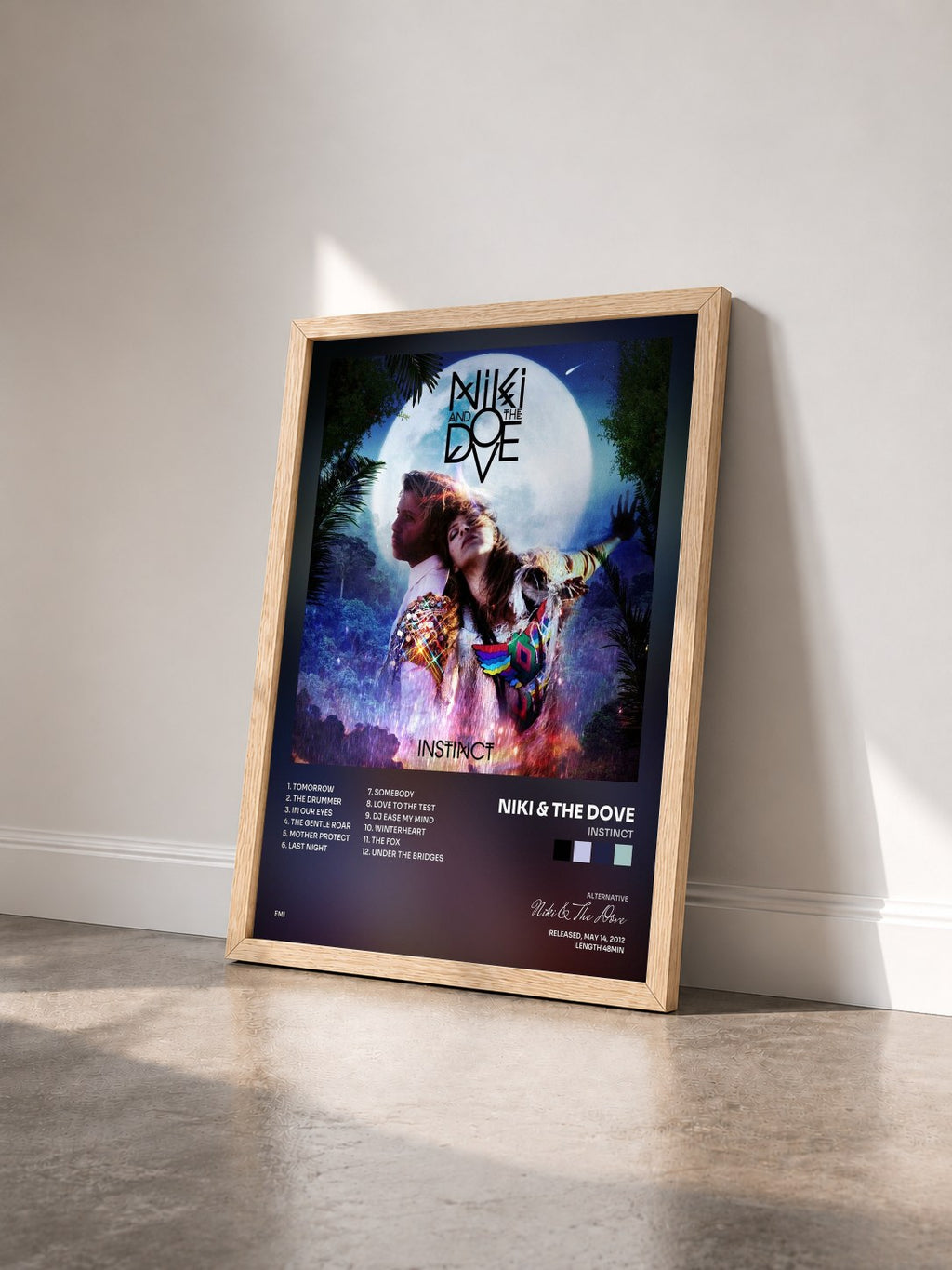 #bois Tableau de l'album Instinct de Niki & The Dove vu de trois quarts, cadre en bois brut